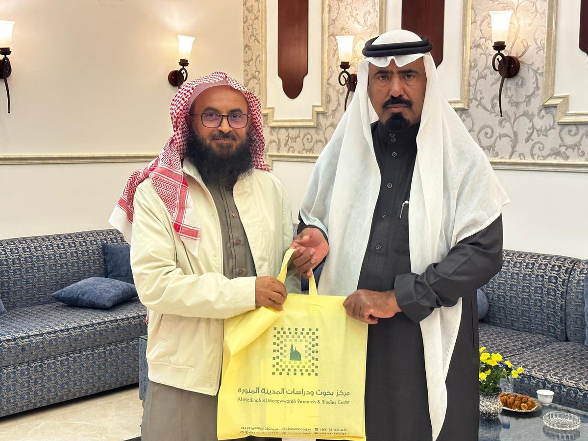 تلقيت إهدائين عزيزين وهما :
كتّاب المملكة العربية السعودية (حقائق وارقام ) من معالي د. زهير عبدالحفيظ نواب ، ومطبوعات  مركز بحوث ودراسات المدينة المنورة من مدير المركز سعادة أ.د. محمد الشيباني، وتحدث مع سعادته عن سبل التعاون بين المركز ومجلس وادي القرى الثقافي بالعلا