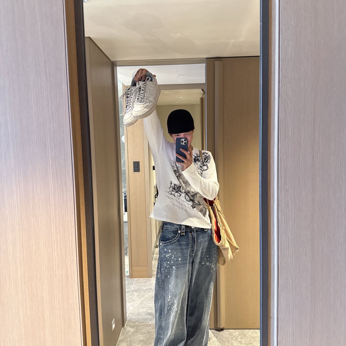 svtranslation's tweet photo. 250228 #dokyeom 🌟 

⚔️ compilation of right here tour selcas 🙂

#도겸 @pledis_17 https://t.co/u7HvB7rWSJ
