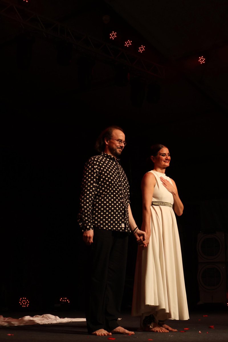 EmbEspIndia's tweet image. ✨A mesmerizing blend of music and dance at the Kerala and Jaipur Literature Festivals!🎭 
Spanish musician Germán Díaz enchanted the audience with the soulful melodies of the zanfona (hurdy-gurdy)🎻 while Mónica de la Fuente brought rhythm to life through
dance.💃🔥 
#SpaIndia