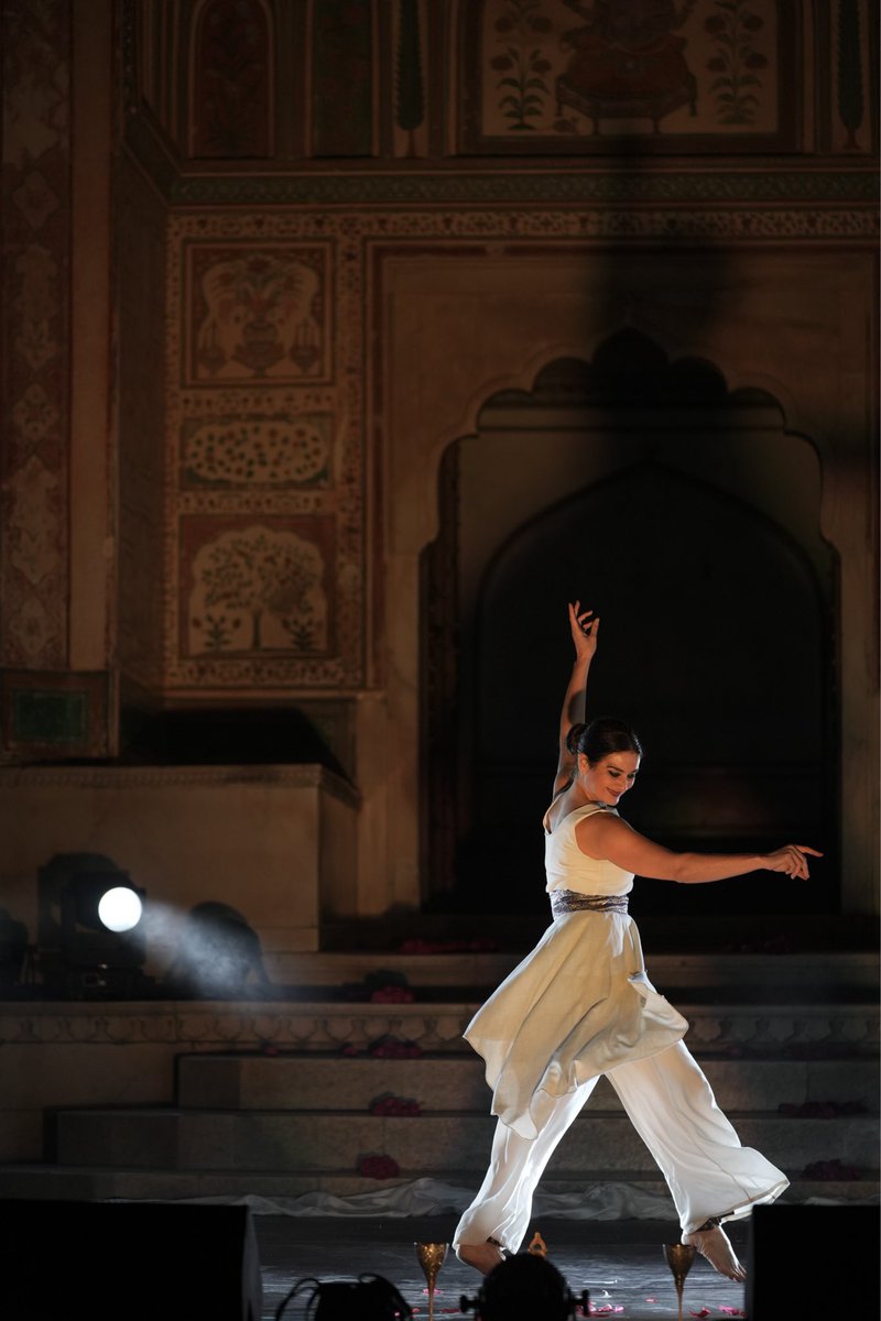 EmbEspIndia's tweet image. ✨A mesmerizing blend of music and dance at the Kerala and Jaipur Literature Festivals!🎭 
Spanish musician Germán Díaz enchanted the audience with the soulful melodies of the zanfona (hurdy-gurdy)🎻 while Mónica de la Fuente brought rhythm to life through
dance.💃🔥 
#SpaIndia