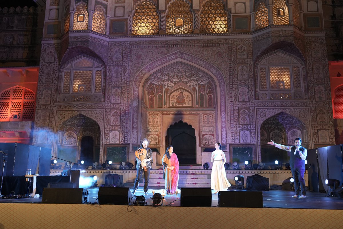 EmbEspIndia's tweet image. ✨A mesmerizing blend of music and dance at the Kerala and Jaipur Literature Festivals!🎭 
Spanish musician Germán Díaz enchanted the audience with the soulful melodies of the zanfona (hurdy-gurdy)🎻 while Mónica de la Fuente brought rhythm to life through
dance.💃🔥 
#SpaIndia