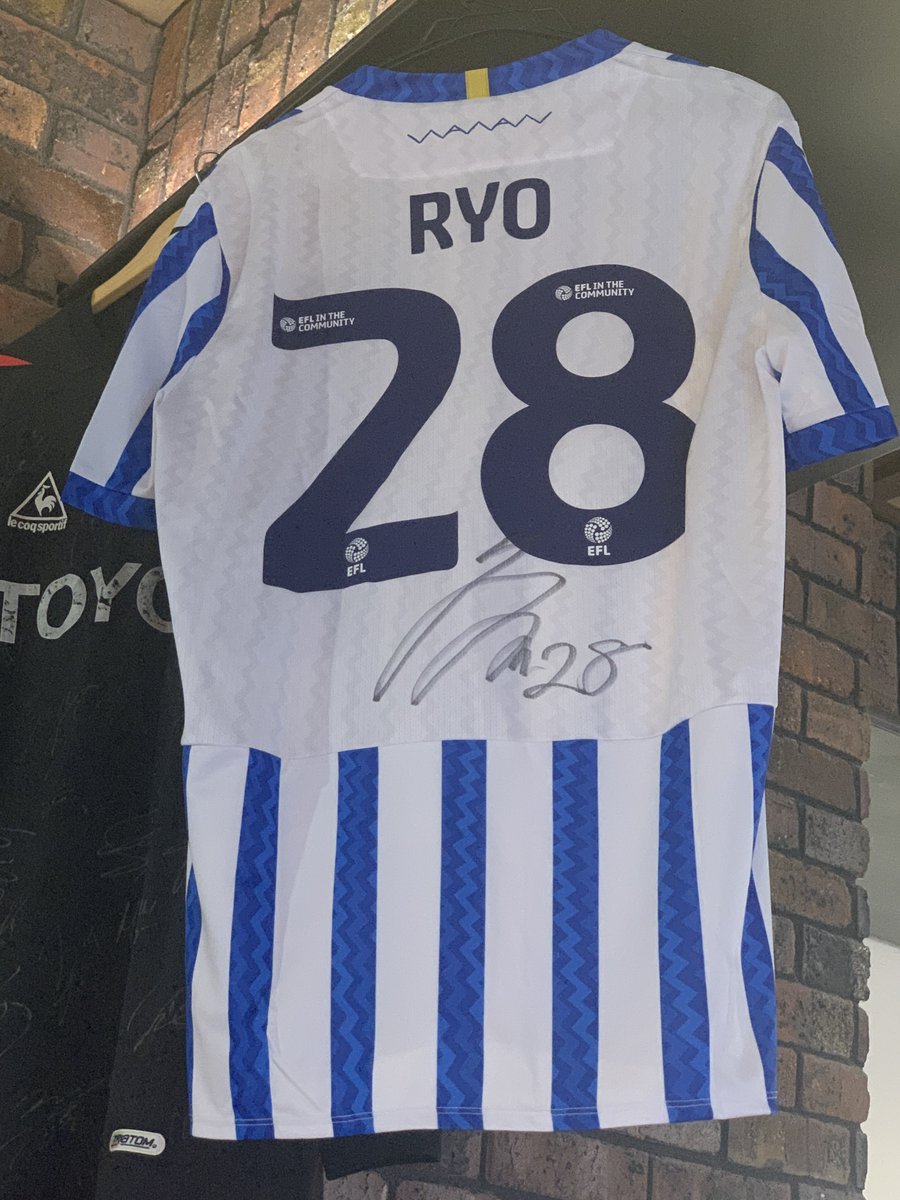 soccer_aya_'s tweet image. 神戸サポさんに🤏

東急プラザ銀座にある ATOM Milano Cafe
(初瀬選手と関わりのある方がされているお店)さんに
シェフィールド・ウェンズデイ🦉初瀬選手のサインも飾られています2️⃣8️⃣
イングランドから送ってくれたみたいです！

とくに初瀬選手ファンの方はぜひ🙌🏻🙌🏻

(撮影・投稿の許可得てます)