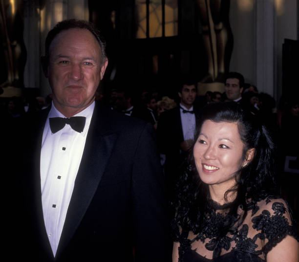 VirginiePerez15's tweet photo. 🔥Le mystère Gene Hackman demeure . Cet article ci-dessous de Fox News décrit brillamment la scène "du crime" à Santa Fe dans la maison de l'acteur décédé. 

🔸Des signes de "momification" auraient été découverts sur les corps du couple (?)

🔸Son épouse aurait été retrouvée dans la salle de bain à côté de pilules éparpillées. 

🔸Le chien mort était dans un...placard! 😳

🔸Un autre chien, vivant, a été découvert près de son Maitre 

Beaucoup d'autres éléments troublants sont relatés  dans cet article que je conseille à tous 👉 https://t.co/G2v7fvE3hf