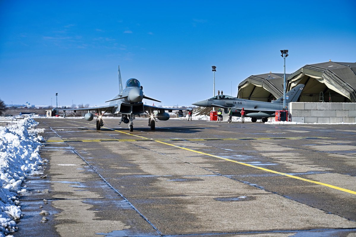 EMADmde's tweet image. Los Eurofighters 🇪🇸del #DATPaznic lideran una misión de entrenamiento con fuerza aérea de Grecia, Rumanía, Turquía y Estados Unidos. Estos ejercicios refuerzan la integración de los países aliados para garantizar la protección del espacio aéreo de la @NATO_AIRCOM  en el flanco…