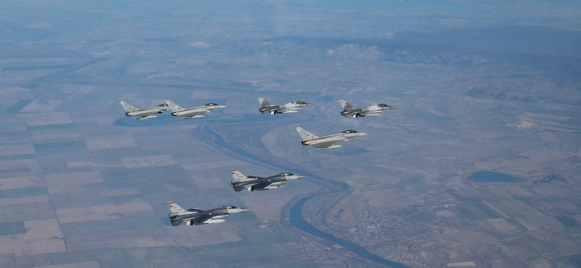 EMADmde's tweet image. Los Eurofighters 🇪🇸del #DATPaznic lideran una misión de entrenamiento con fuerza aérea de Grecia, Rumanía, Turquía y Estados Unidos. Estos ejercicios refuerzan la integración de los países aliados para garantizar la protección del espacio aéreo de la @NATO_AIRCOM  en el flanco…