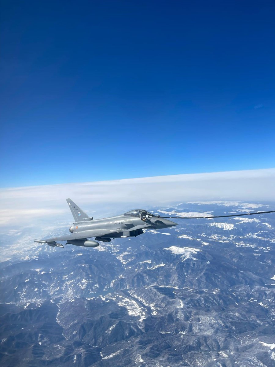 EMADmde's tweet image. Los Eurofighters 🇪🇸del #DATPaznic lideran una misión de entrenamiento con fuerza aérea de Grecia, Rumanía, Turquía y Estados Unidos. Estos ejercicios refuerzan la integración de los países aliados para garantizar la protección del espacio aéreo de la @NATO_AIRCOM  en el flanco…