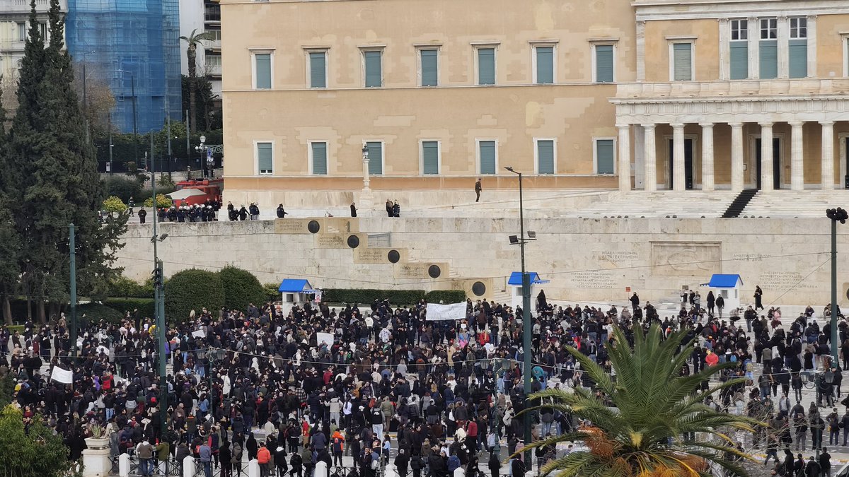 chris_avramidis's tweet image. Κόσμος επιστρέφει μπροστά στη Βουλή και φωνάζει "Παραιτήσου"

#Τεμπη #Τεμπη_συγκαλυψη