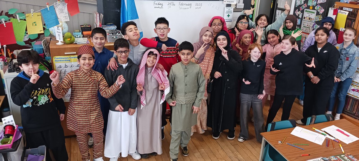 P7Lornestreet's tweet image. Libya, Afghanistan, Pakistan, Uganda, China, Nepal, Saudi Arabia, Wales, Scotland, Ireland, and the Kingdom of Fife all being celebrated today #worldculturesday @GlasgowIntEd #multicultural well done everyone, you look fabulous😍