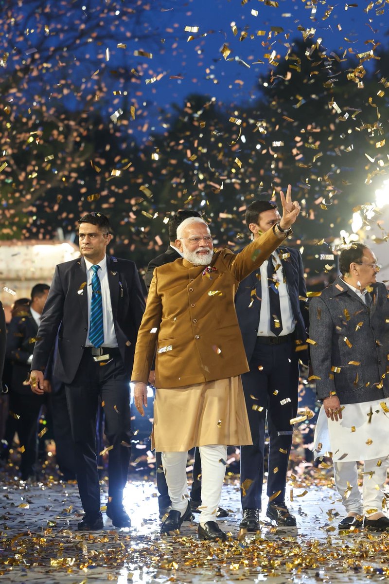 DDNewslive's tweet image. PM @narendramodi joins the victory celebrations at the BJP HQ, waving to a massive crowd after the #DelhiElection2025.