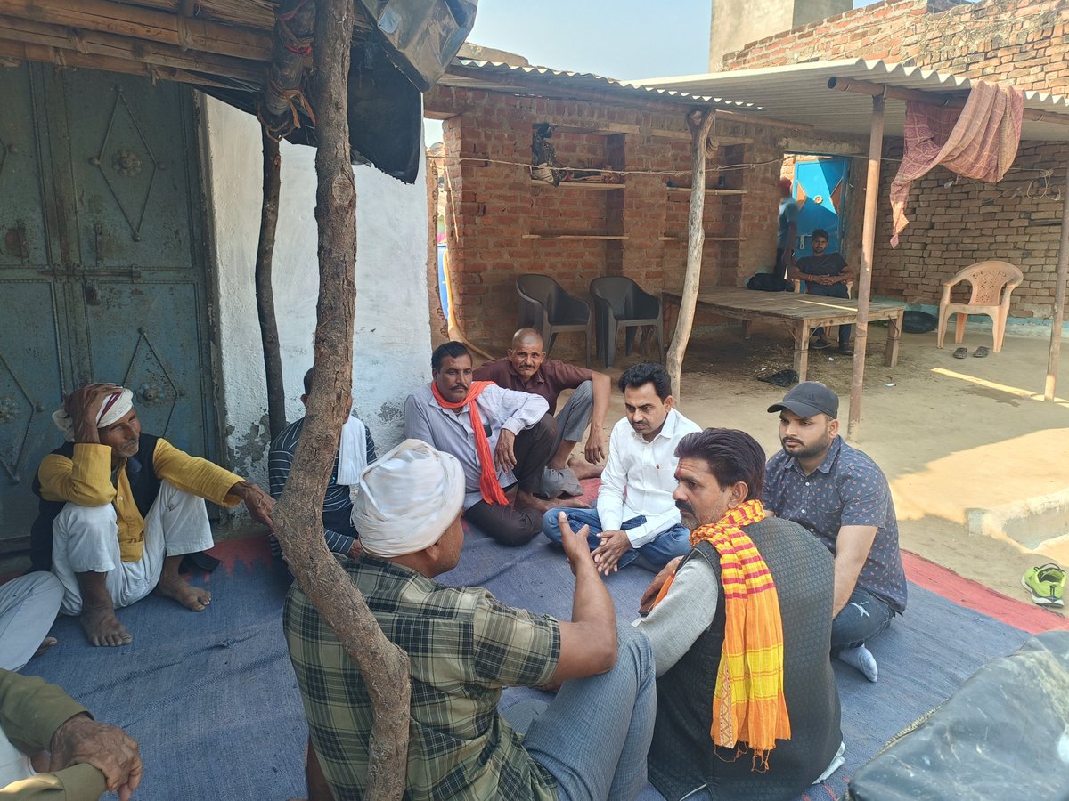 Dr_Bharat_Singh's tweet photo. विधानसभा क्षेत्र के विभिन्न शोकाकुल परिवारों के बीच पहुंचकर अपनी संवेदना व्यक्त की और उन्हें ढाढस बंधाने का प्रयास किया। 

ईश्वर दिवंगत आत्मा को अपने श्री चरणों में स्थान दें और परिजनों को असहाय दुख सहन करने की शक्ति प्रदान करें। https://t.co/pmmoJLXmvf