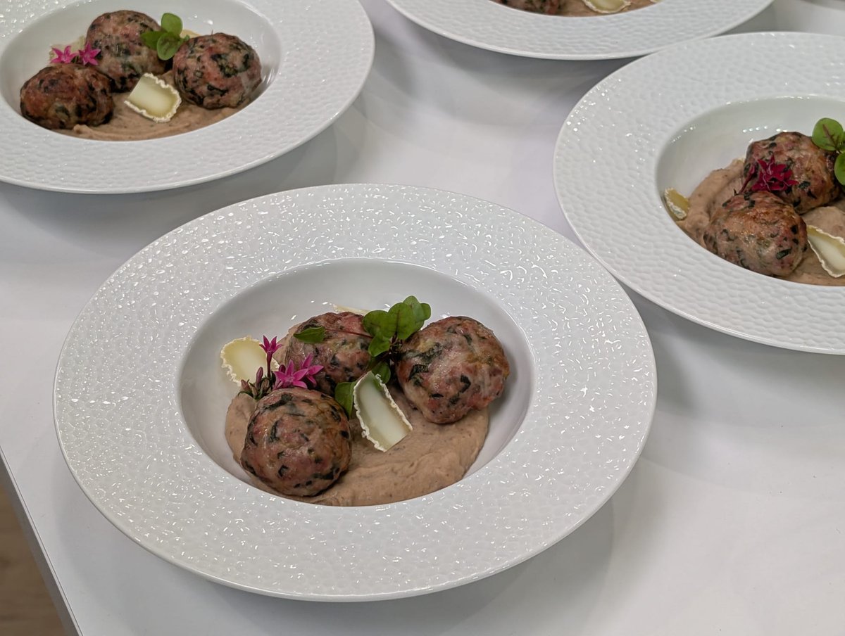 msa_actu's tweet image. 📢Ce midi dans notre magazine  Au🧡des territoires, c'est l'Ardèche qui est à l'honneur avec cette recette de Caillette ardéchoise au porc et blettes, purée de châtaignes &amp;amp; copeaux de Picodon  ! 😋
#MSATVauSIA #SIA2025