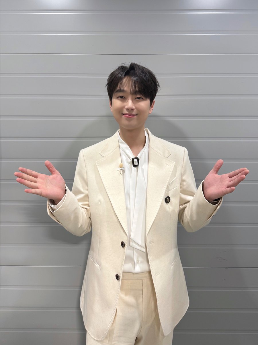 ChanWonOfficial's tweet photo. 📸 찬또그래퍼 📸

<잘생긴 트롯>의
잘생긴 찬원을 만나실 준비되셨나요?🙌🏻

오늘도 찬원과 함께
행복한 금요일을 보낼 분들!🥰

밤 10시에 tvN STORY에서
함께해 주세요❤️

#이찬원 #LeeChanWon
#잘생긴트롯
#티엔엔터테인먼트 https://t.co/WrEjyFqlPr