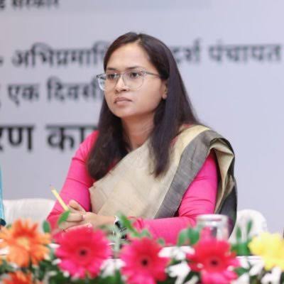 Mahtoji_007's tweet photo. #jharkhand 
आज विधानसभा में अनुपूरक बजट पे बोलने के लिए डुमरी के विधायक माननीय जयराम महतो जी खड़े हुए थे।

उन्होंने बोला कि जो सरकार पुरानी बजट के पैसे को खत्म नहीं कर पा रही है वो क्या नया बजट ला कर क्या करेगी।

इसी बीच उन्होंने एक विधायक जी की बात को याद कर नक्सली पे बोल को याद कर के।
जयराम जी बोलते है क्या कारण है आज राज्य में जिनको मारा जा रहा नक्सली के नाम पे वो आदिवासी है ज्यादातर।

ये तो वैसे ही है जब राज्य की लड़ाई जब चल रही थी 1970 में तब भी इनको मारा जा रहा था।
आज तो राज्य आदिवासियों का है फिर भी इनको नक्सली कह कर मारा जा रहा है। इनमें कुछ नाम गिनाया 

सूरज मरांडी 
विशाल मुंडा 
राहुल आरोन 
अजय महतो
प्रदीप महतो  और भी है करीब 70 में 50 नाम है जो आदिवासी है।

उन्होंने कहा कि नक्सली का समर्थन नहीं करते है  पर आज भी गांव के लोग कहते है जब नक्सली का वर्चस्व था तब एक भी

 BDO,SDO,IAS,IPS, THANEDAAR की हिम्मत नहीं थी 1 rs घुस लेना का।
क्या कारण है आज ये लोग घुस मांगते है सरकार की सिस्टम फैल है। 🔥🔥🔥🔥

 इस पर मंत्री शिल्पी तिर्की जो अपने पिता बंधु तिर्की जो घुस कांड में जेल गए उनकी जगह mla बनी जयराम महतो जी को टोकती है ।
कहती है आपको व्यवस्था में रह कर सिस्टम को ठीक करना होगा।

इस पर जयराम महतो जी बोलते है हम नक्सली के सपोर्ट में नहीं है पर क्या कारण है नक्सली बोल कर आदिवासी को मारा जाता है।

सवाल बहुत गंभीर है।