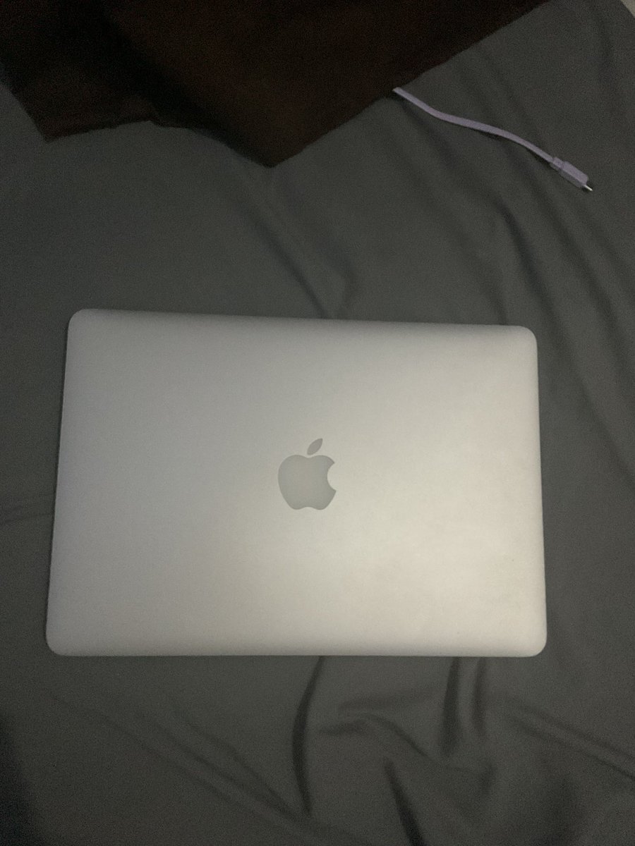 Galaliell's tweet image. WTS Macbook Pro 2015 16 GB / 500GB
Normal no minus
Kelengkapan macbook dan charger
Keyboard Japan Version
Price 5jt

#jualmacbook #zonauanb #prelovedmacbook