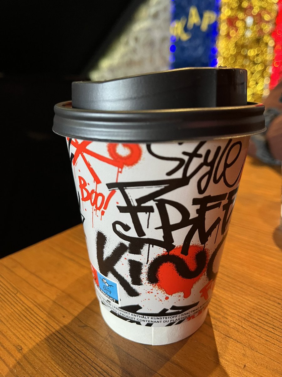 lucy_vocal's tweet photo. パトラ…現在本当だとカーニバルの時期らしくめちゃめちゃ楽しい感じらしいのだけど、現在抗議集会などのため、店はほとんど休み。

なーにもすることないあたし達は開いてるコーヒーショップでのんびり…

他の店、いつ開くんやろ…(T ^ T) https://t.co/9XhA3MRrzN