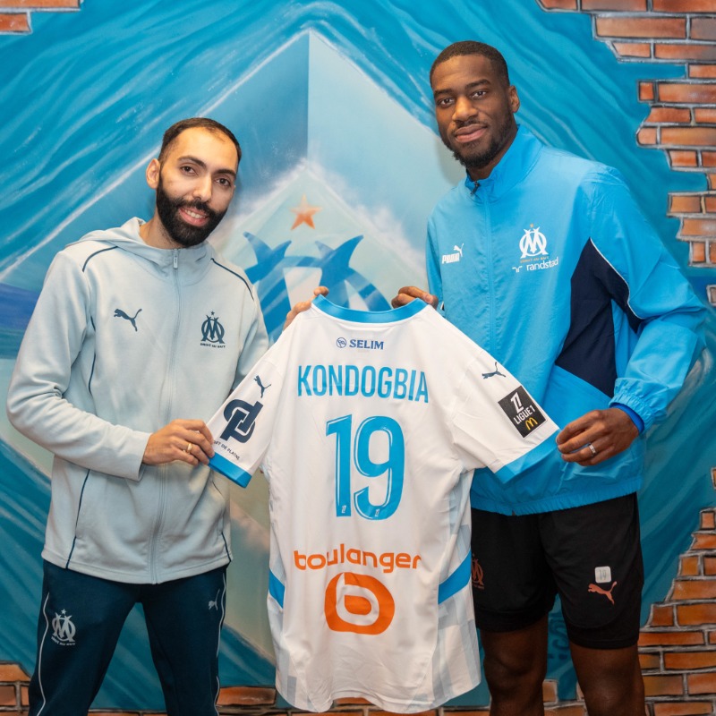 OM_Officiel's tweet photo. L’Olympique de Marseille dédie son match face au FC Nantes
au 𝗣𝗲𝘂𝗽𝗹𝗲 𝗕𝗹𝗲𝘂&amp;𝗕𝗹𝗮𝗻𝗰 💙🤍

Ce dimanche l’OM célèbre la passion unique de ses supporters avec notamment un flocage spécial et de nombreux accès privilégiés.