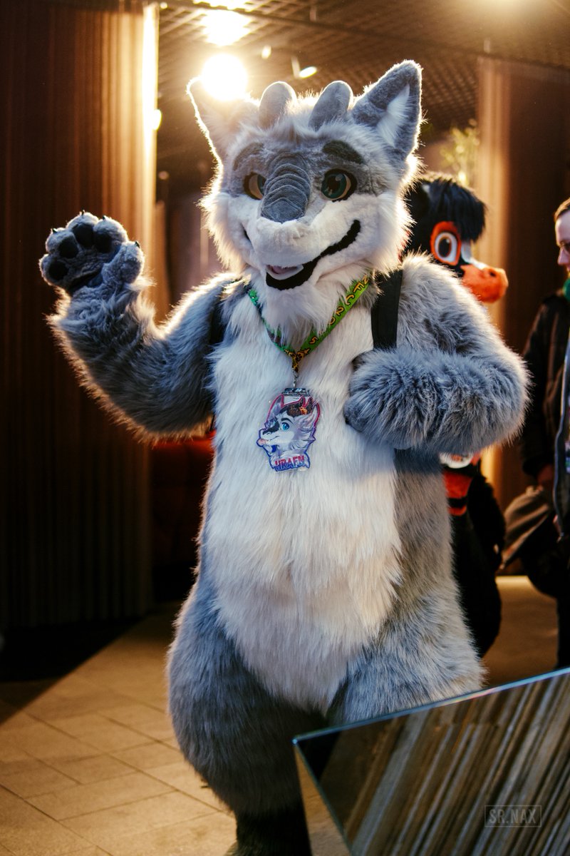 A friendly dragon! Thanks <a href="/HrafnCorvale/">ᚼᚱᛆᚠᚿ᛫ᚴᚮᚱᚡᛆᛚᛂ 🏳️‍🌈 @hrafncorvale.bsky.social</a> for letting me take you a picture! #NFC2025