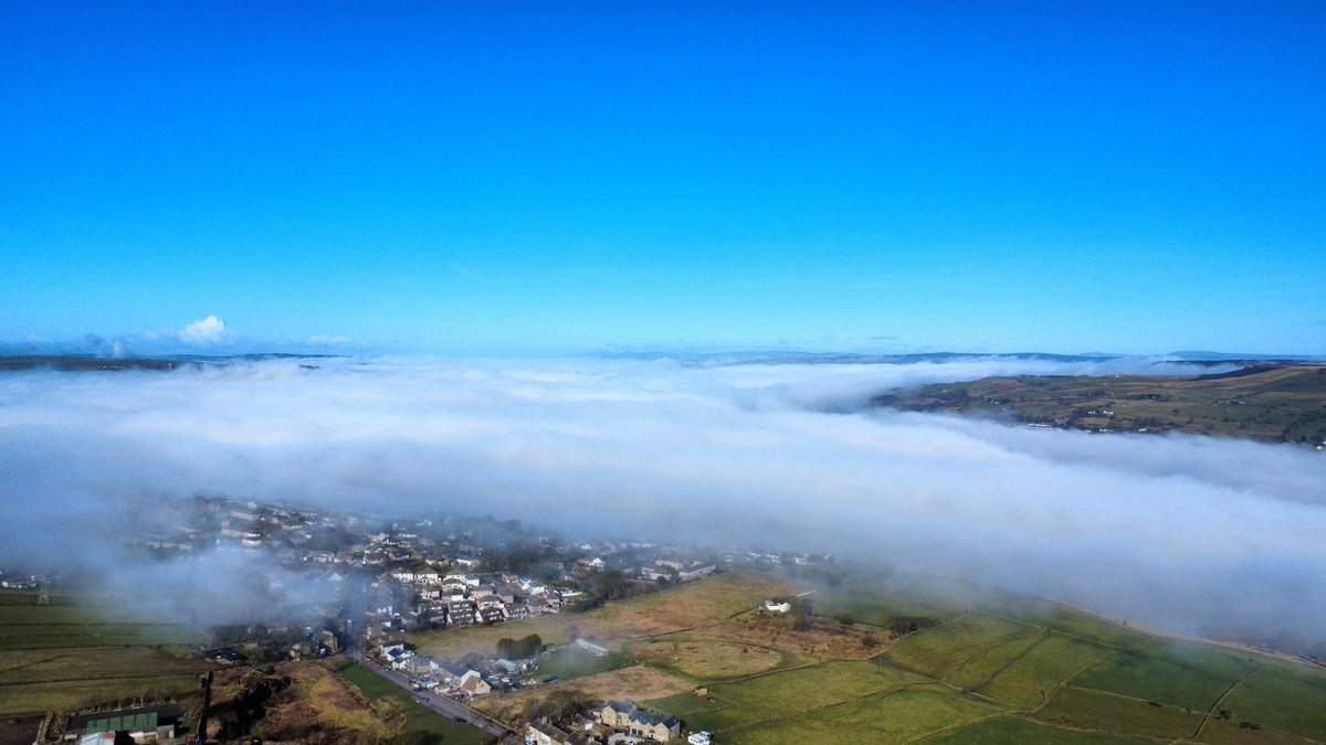 BeckGlynn's tweet photo. Mist over Keighley looking up the Aire valley towards Skipton. @JonMitchellTV @bbcweather @Hudsonweather  @JoBlytheTV @kerriegosneyTV @SimonOKing @yorkshirepost @metoffice @itvweather @bbcweather @KeeleyDonovan @Bradford_TandA @KeighleyNews https://t.co/h6s4PlA7Dl