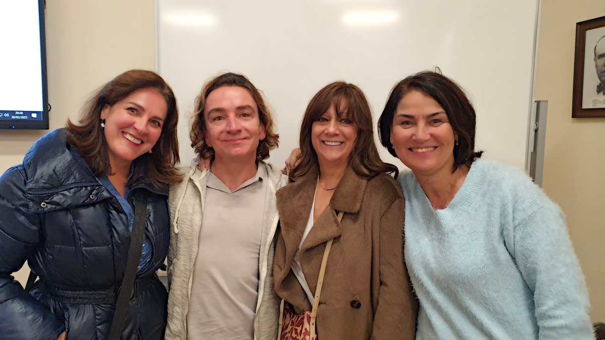 Editar el libro, trabajar con Griselda Beacon, Mariano Quinterno y Xiana Sotelo, aprender de les 13 autoris y presentar el libro en el <a href="/meslgbtplus/">Mes Historia LGTBIAQ+</a> son regalos.
Que las madres de tus antigües estudiantes asistan por el cariño que te tienen fue un regalo inesperado.
¡Gracias!