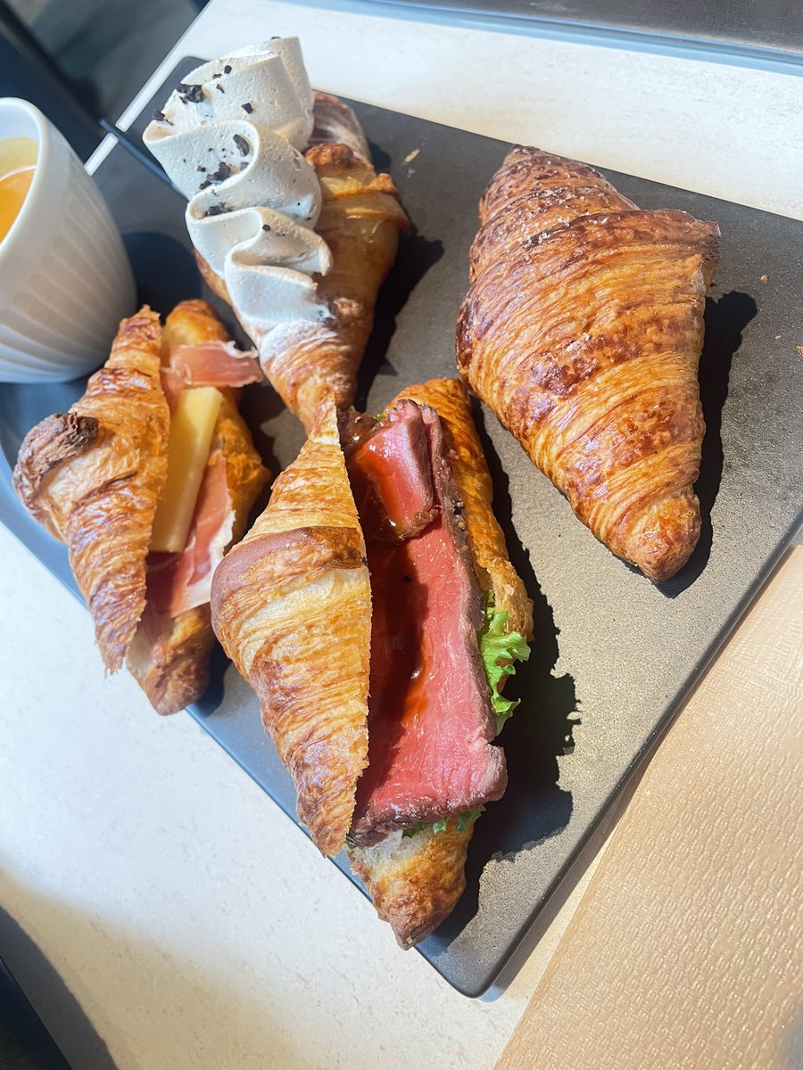 この間、綺麗なお姉さんたちばかりで怖気付きながら食べたクロワッサンをお見せしますね…
（いんきゃがふみいっていいまちではなかった）