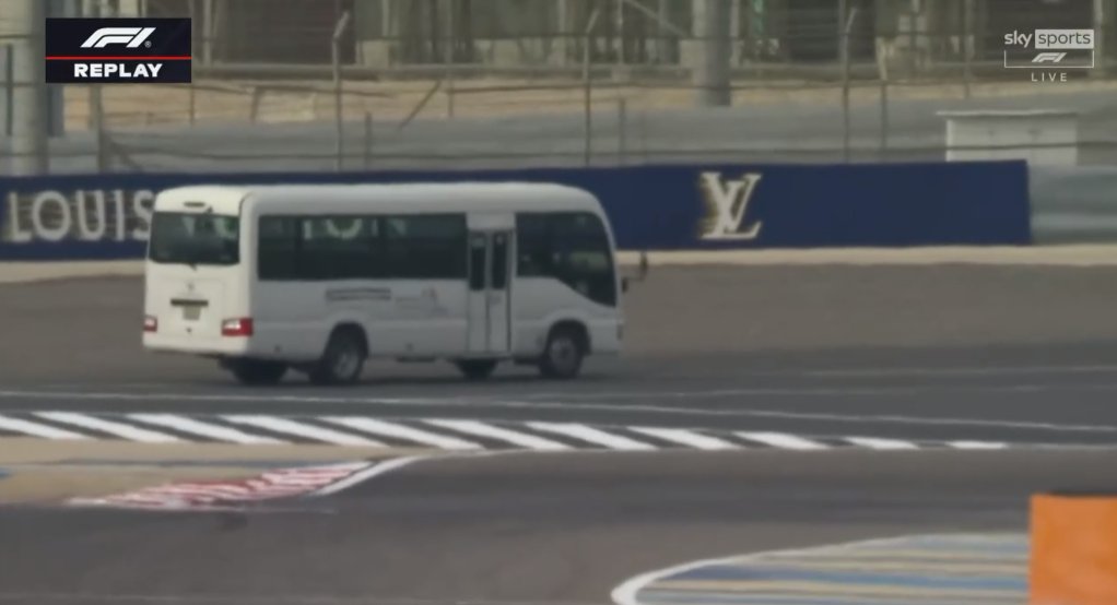 MsportXtra's tweet image. #F1 #HappyTesting WTF !!!!! RED FLAG as a bustour rolled through a live session. Idiots. #MsportXtra #F1Testing