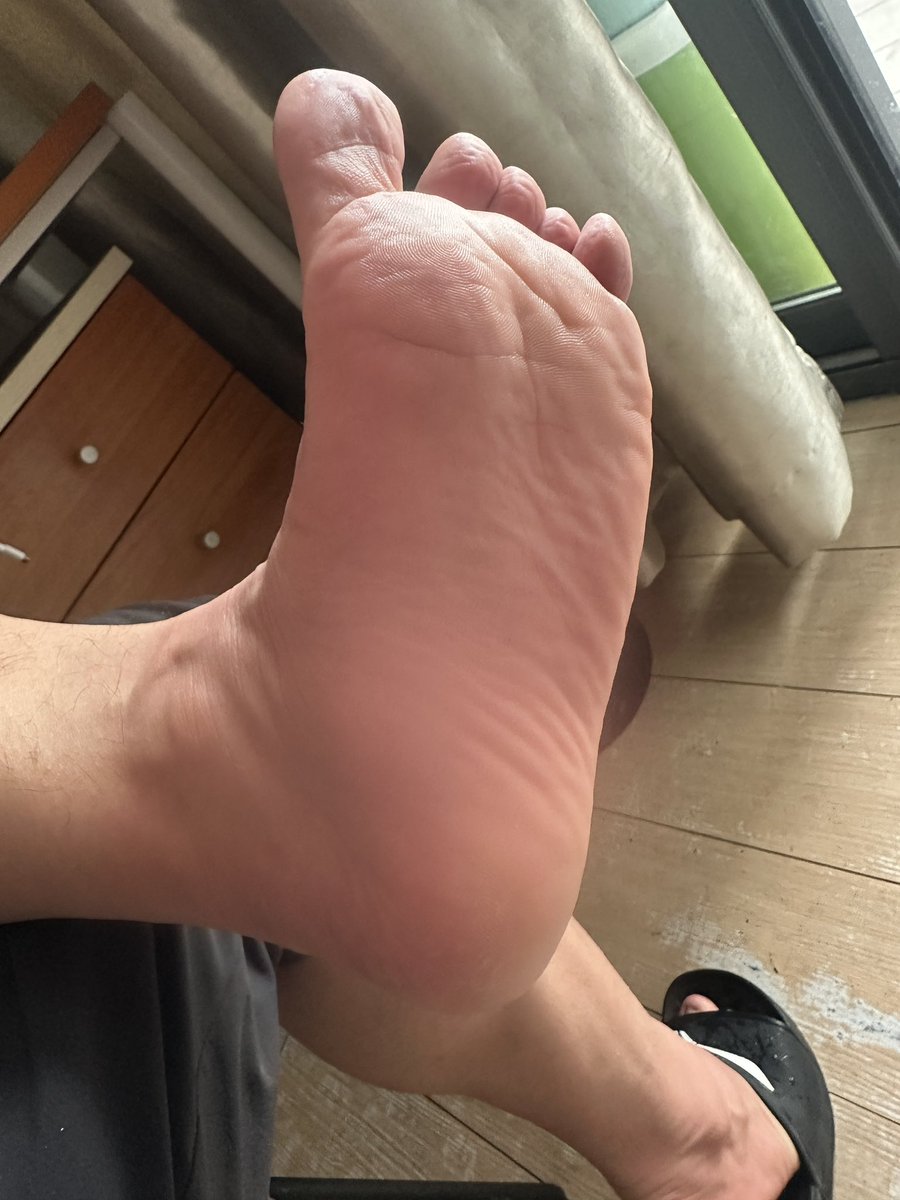 第一次发光脚哈哈，作为S还是要注重保养脚的，有一说一，爸爸的脚光滑细腻，有没有狗子要来尝一下的？