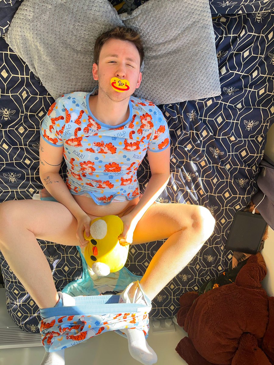 What’s yellower, the sun or my pampers? 🌻🐯

#mrbusinessbaby #diaperboy #bedwetter #twink #incontinent #diapertwink #nappytwink #nappyboy #abdl #abdlboy #diaper #nappy #diapercheck #gaynappyboy #gaydiaperboy #gaybedwetter
