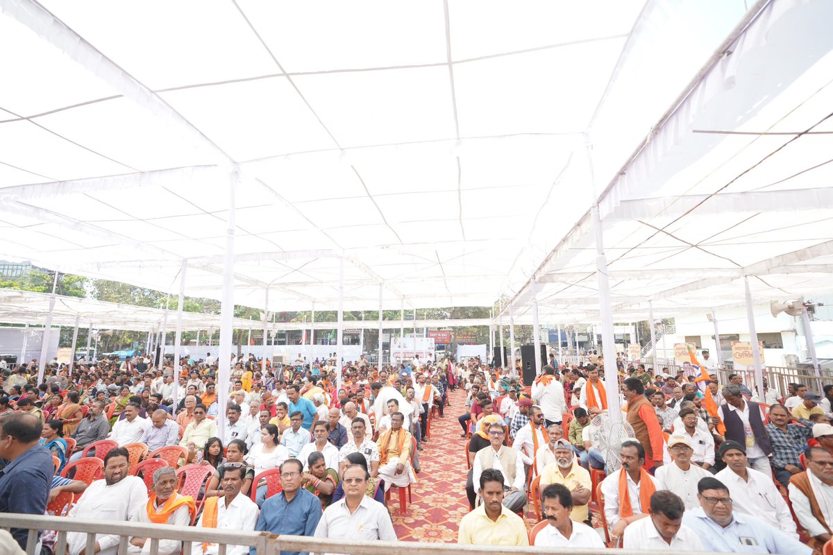 tokhansahu_bjp's tweet image. बिलासपुर के नवनिर्वाचित महापौर श्रीमती पूजा विधानी एवं पार्षदगणों के शपथ ग्रहण समारोह में गरिमामयी उपस्थिति। नए जनप्रतिनिधियों को हार्दिक शुभकामनाएं, शहर के विकास और जनसेवा के नए सफर के लिए मंगलकामनाएं! 🙏🏻

#Bilaspur #ShapathGrahana #VikasPath