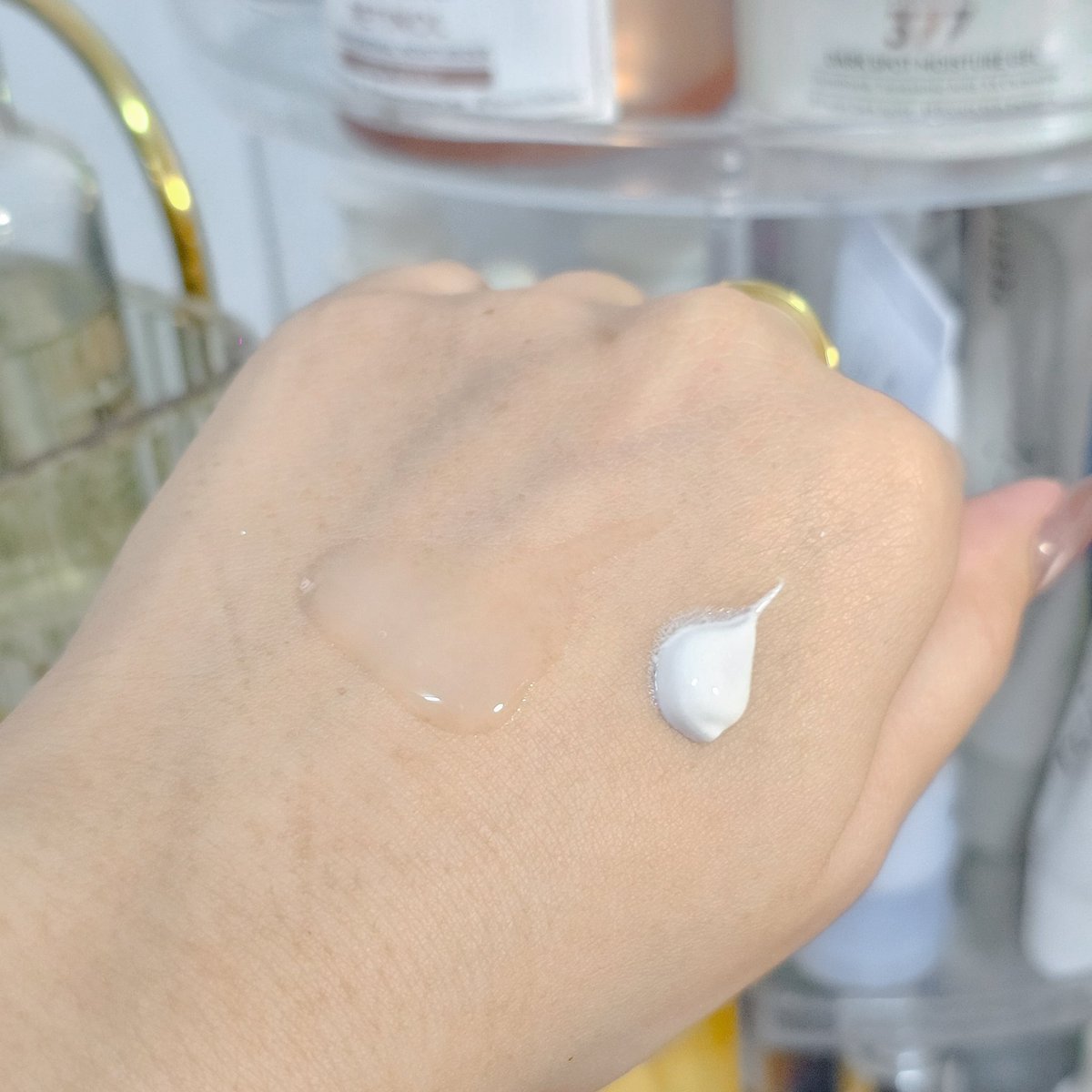 วันไหนรีบๆจัดคู่นี้จาก #Glad2Glow เลย ผิวสวยออร่ามากก✨️ตัวเซรั่มช่วยบู๊สต์ผิวใส ลดความหมองคล้ำ ใช้คู่กับกันแดดช่วยปรับความสว่างให้ผิวได้อีก! ใช้คู่นี้ก่อนแต่งหน้าคือผิวจึ้ง ไม่ทำให้สีรองพื้นดรอปแน่นอน แถมราคาน่ารักด้วย ไปตำ🩷