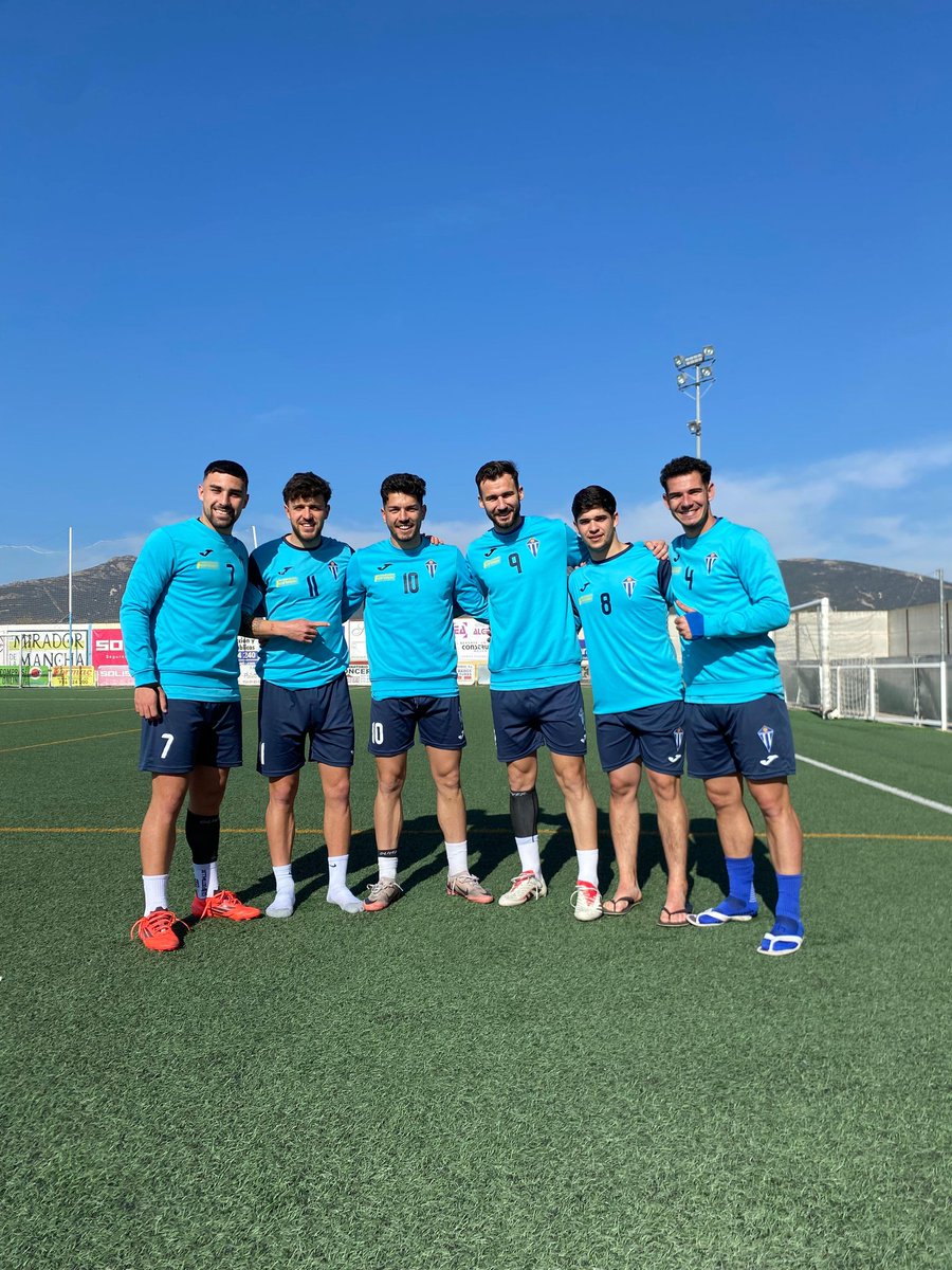 ✅ Hoy, día de Andalucía, nuestros ⚽jugadores andaluces han querido posar en una 📸 foto en el día de su comunidad autónoma para celebrarlo🇪🇸
💃🏽 ¡Cuánto arte anda suelto! ⚽

4️⃣ Chris
7️⃣ Caba
8️⃣ Alvarito
9️⃣ Fran Sabaté 
🔟 Pliego
1️⃣1️⃣ Julen GTZ
🤍💙 #FormacVillarrubia
