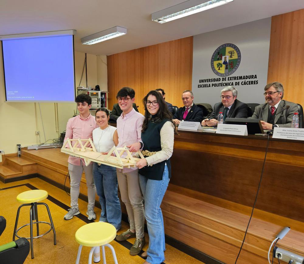 Manuel Martín destaca el "compromiso" del Gobierno extremeño con el desarrollo de infraestructuras sostenibles

ℹ️ Más información: juntaex.es/w/20250228-man…