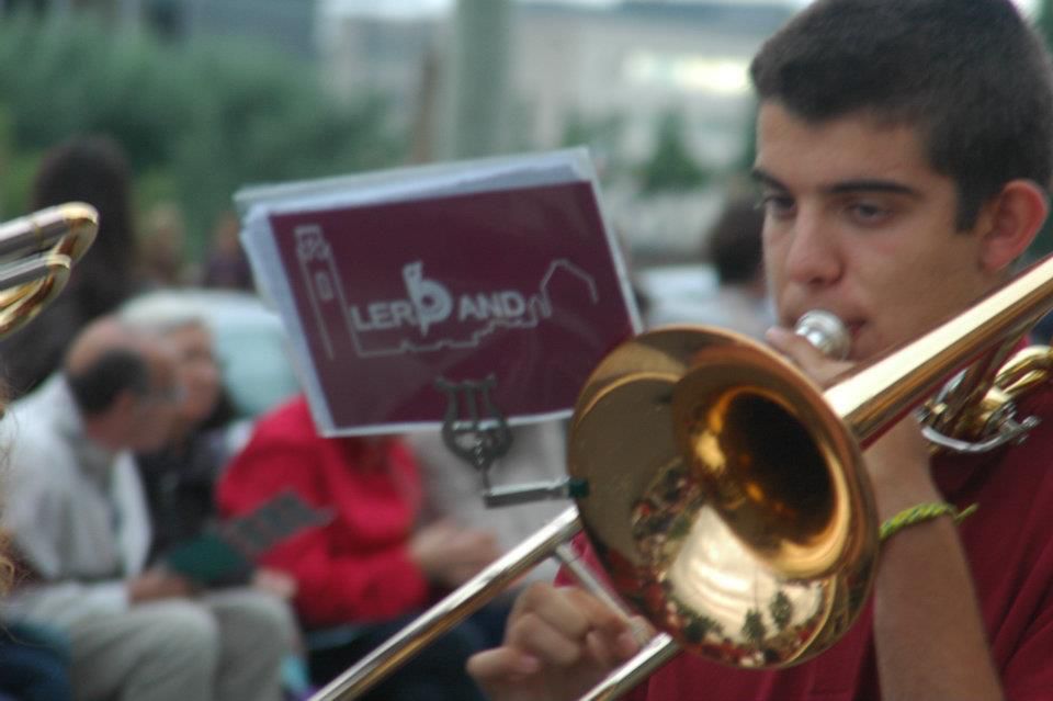 Dues imatges amb prop de 15 anys de diferència!😍 
L'Amadeu és un dels músics que han crescut a la Iler i que van iniciar aquest projecte per la nostra ciutat. Com passa el temps!⏳

Ens veiem dimecres celebrant la fi del Carnaval a Lleida amb l'enterro de la sardina.🪇🪇