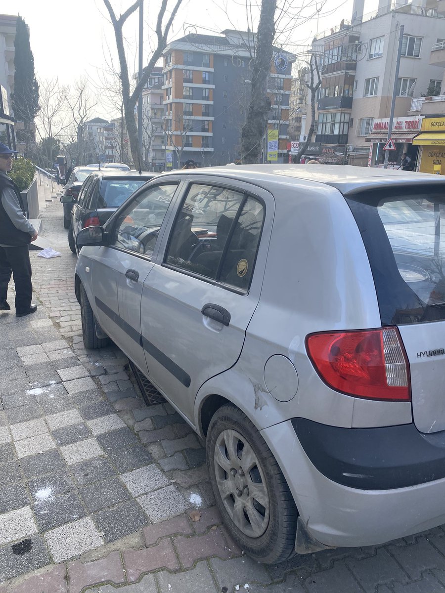 Bugün buranın pazarı car adam tadilat yapıyorum ayağına kaldırıma 3 araba koymuş insanlar caddeden yürüyor ama kendisi atmış masasını dükkan önüne eş dost atmış masayı muhabbet ediyor gaklı gibi de bize bağırıyor Yer Kartal Kızılay Bulvarı Cadde Üzeri
<a href="/istanbul_EGM/">İstanbul Emniyet Müdürlüğü</a>
