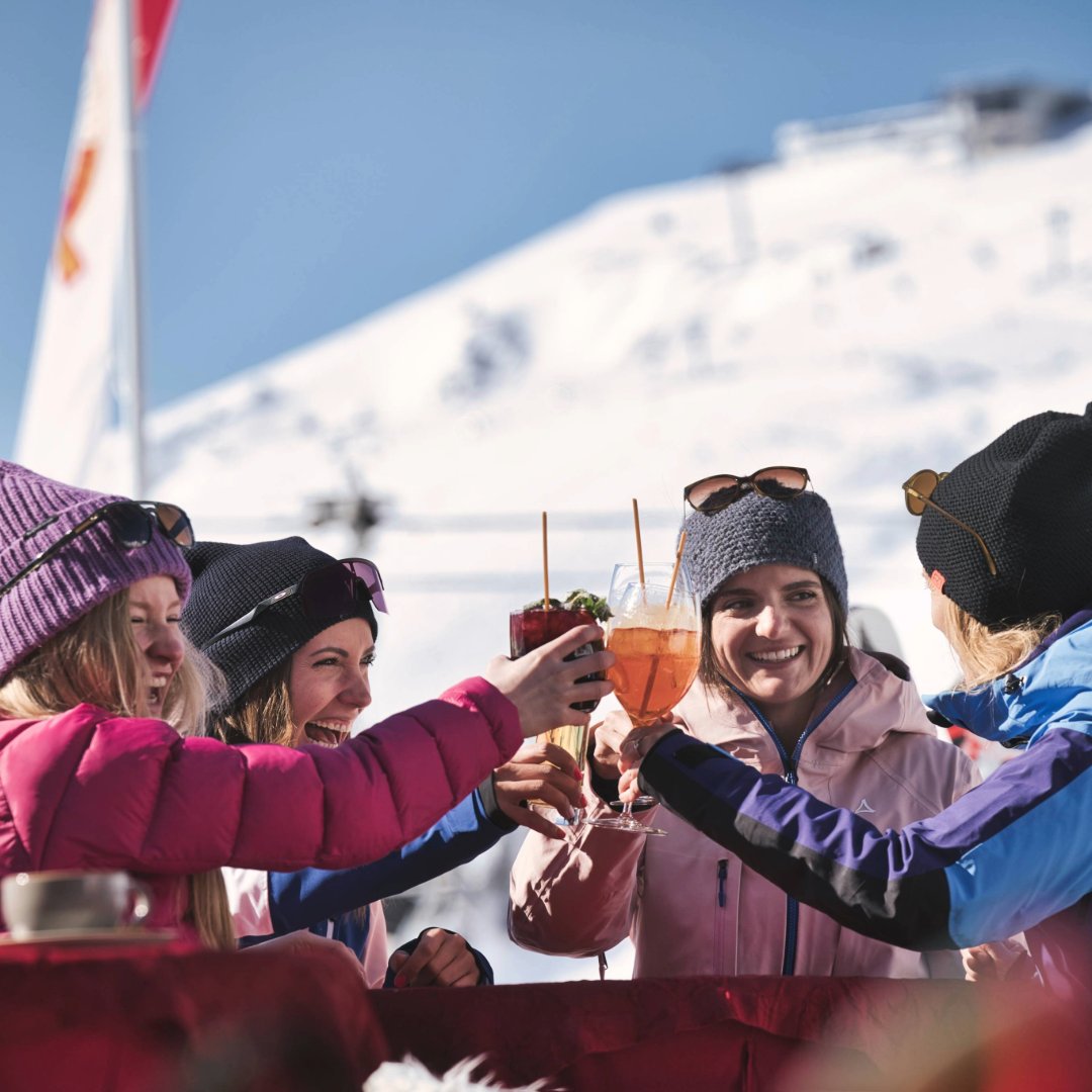 StantonReview's tweet image. #HelloWeekend 🌞 Sun, skiing, friends, and the perfect start to the weekend! ❄️⛷️ #stantonamarlberg 🥰
🌐 stantonamarlberg.com 
#arlberg #inTirol #weeekend #sunnydays