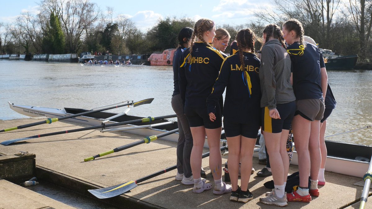 lmhoxford's tweet photo. We’re halfway through Torpids! 🚣🏻‍♀️

Our men’s and women’s crews will be continuing to battle hard on the river today and tomorrow, so head down to show your support! This afternoon, M1 will be racing at 2:45 and W1 at 3:15 💛💙

#LadyMargaretHall #LMH #UniversityOfOxford https://t.co/0pGNBtII1i