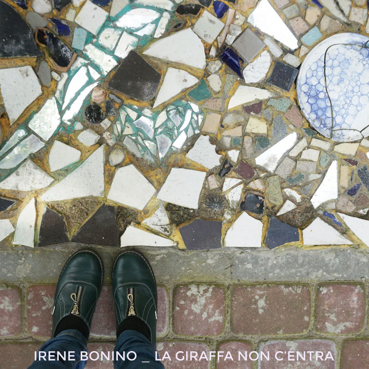 Qualcosa si perde, qualcosa finisce per incastrarsi, qualcosa riusciremo a riparare, ma un frammento piccolo o grande resterà sempre fuori posto

luoghidilibri.it/2025/02/28/ire…

#appuntidiviaggio