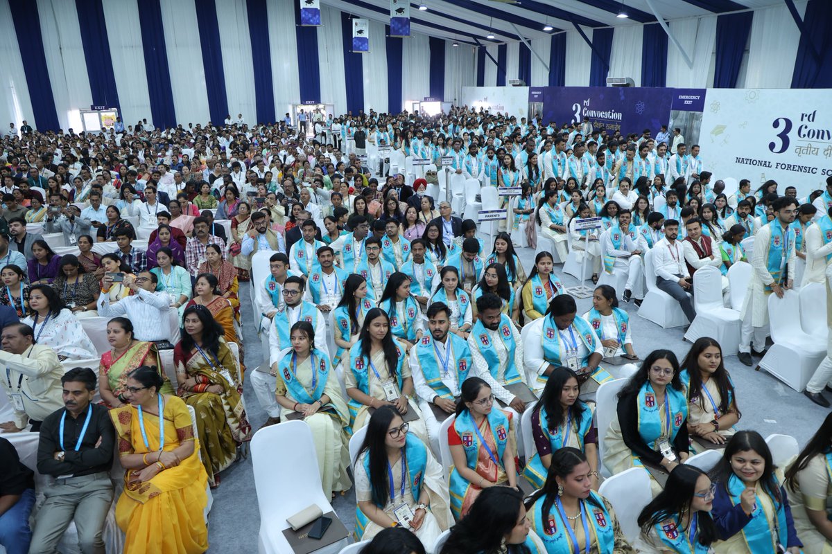 માનનીય રાષ્ટ્રપતિશ્રીએ ઉતીર્ણ વિદ્યાર્થીઓને શુભેચ્છા પાઠવતા ન્યાય આધારિત વિકસિત ભારતના નિર્માણ માટે તેમની મહત્ત્વની ભૂમિકા બાબતે પ્રેરણાત્મક માર્ગદર્શન આપ્યું હતું. તેમણે વિવિધ ક્ષેત્રમાં અને દેશ-વિદેશમાં સંસ્થાના વ્યાપનો ઉલ્લેખ કરવાની સાથે દેશની સુદ્રઢ ન્યાયપ્રણાલી અને ફોરેન્સિક