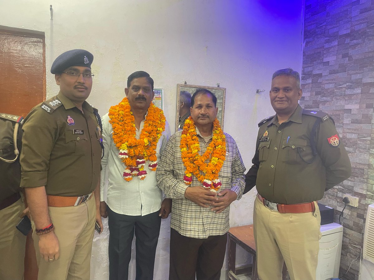 shravastipolice's tweet photo. "आपका समर्पण और कर्तव्यनिष्ठा अनुकरणीय है"!
उ0नि0 श्री रामध्यान मिश्रा व मु0आ0 श्री रामप्यारे यादव को सेवानिवृत्ति पर भावभीनी विदाई, #ASPSVI श्री प्रवीण कुमार यादव ने स्मृति चिह्न भेंट कर उज्जवल भविष्य की शुभकामनाएँ दीं।
#UPPolice
#RespectForPolice https://t.co/nP6eQjuEvJ