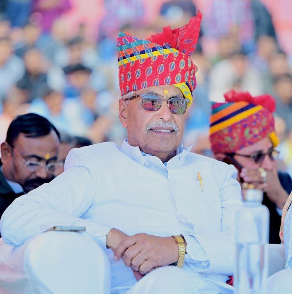 Sagarmehla29's tweet photo. आभार_विधायक महोदय🌷🌷
#एक_और_सौगात_फलोदी वासियों को ।।
हमारे लोकप्रिय विकास पुरुष माननीय विधायक श्रीमान पब्बाराम जी बिश्नोई जी के द्वारा भोजासर से पड़ियाल तक डबल रोड 12 किलोमीटर स्वीकृत करवाने पर क्षेत्रवासियों की ओर से आपका बहुत-बहुत आभार ओर धन्यवाद | @BishnoiPabbaram https://t.co/kOsAvxKL2v