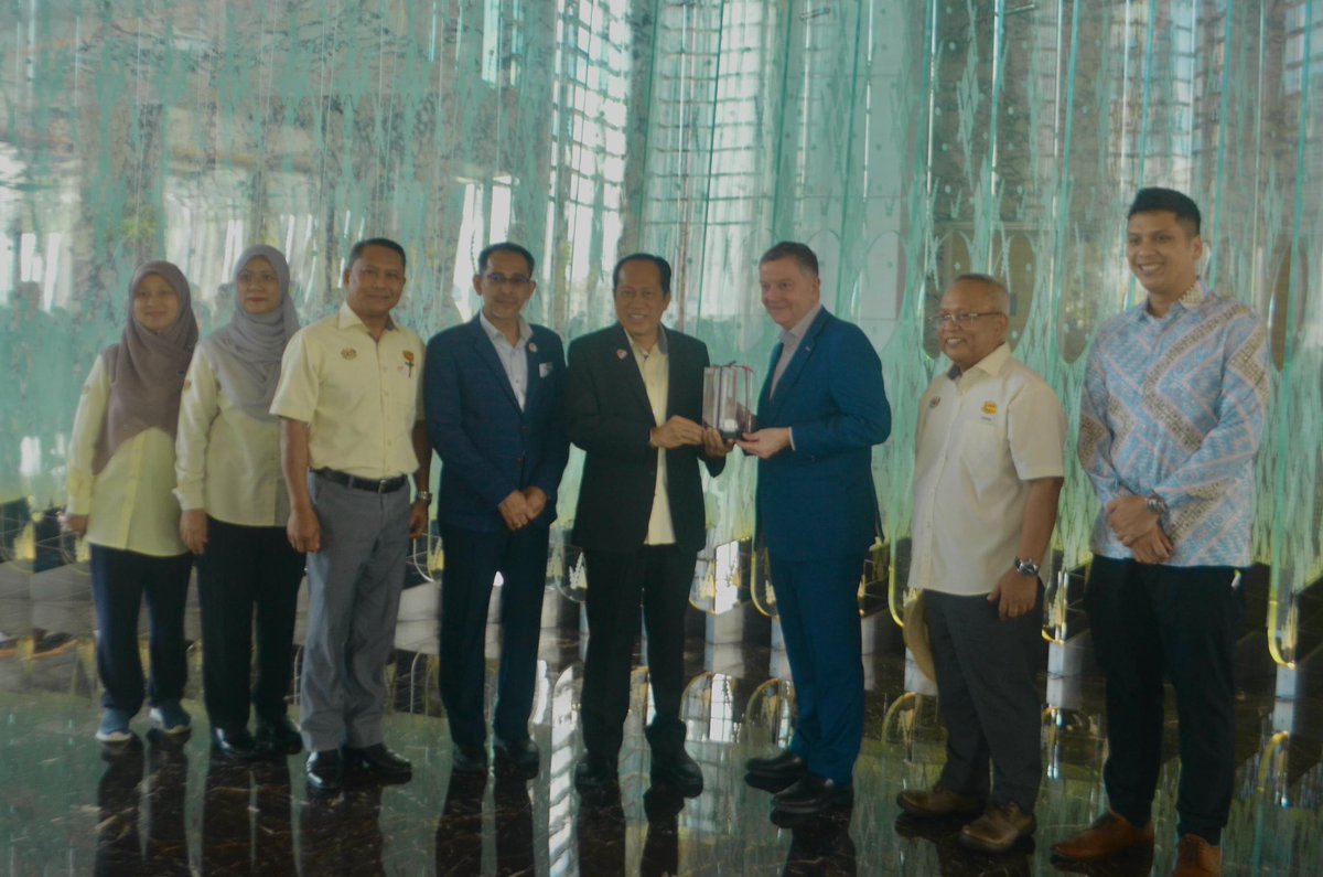 CKBA2 JKR (@ckba2_jkr) on Twitter photo Lawatan rasmi Menara The Exchange 106 bersama YB TM Kerja Raya. Turut di hadiri oleh TKSU Dasar dan Pembangunan KKR, TKPKR Sektor Bangunan, Pengarah Kanan CKBA1 & Pengarah CKBA2
<a href="/moworksmy/">Kementerian Kerja Raya Malaysia</a>
<a href="/IPJKR_Official/">JKR Malaysia Rasmi</a>
<a href="/RoslanisE/">Roslan bin Ismail</a>
<a href="/TkpkrBangunan/">PEJABAT TKPKR (Sektor Bangunan)</a>
<a href="/IEsa2018/">IbrahimEsa2018</a>
<a href="/Shahrom_007/">Mohd Shahrom</a>
<a href="/IrZulkifli3/">Ir Zulkifli Abdul Rashad</a>
<a href="/BaizuraSBMN/">Siti Baizura binti Mohamad Noor</a> Lawatan rasmi Menara The Exchange 106 bersama YB TM Kerja Raya. Turut di hadiri oleh TKSU Dasar dan Pembangunan KKR, TKPKR Sektor Bangunan, Pengarah Kanan CKBA1 & Pengarah CKBA2
<a href="/moworksmy/">Kementerian Kerja Raya Malaysia</a>
<a href="/IPJKR_Official/">JKR Malaysia Rasmi</a>
<a href="/RoslanisE/">Roslan bin Ismail</a>
<a href="/TkpkrBangunan/">PEJABAT TKPKR (Sektor Bangunan)</a>
<a href="/IEsa2018/">IbrahimEsa2018</a>
<a href="/Shahrom_007/">Mohd Shahrom</a>
<a href="/IrZulkifli3/">Ir Zulkifli Abdul Rashad</a>
<a href="/BaizuraSBMN/">Siti Baizura binti Mohamad Noor</a>