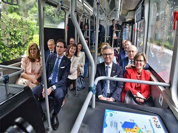ani_digital's tweet photo. In Delhi, Ursula von der Leyen, EU commissioners take 'Hydrogen Bus' to bilateral talks venue
Read @ANI Story |https://t.co/dM4iZwD2dl
#UrsulavonderLeyen #EU #EUcommissioner #NewDelhi https://t.co/HY3VVVN6Qz