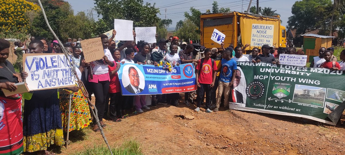 MBC_Digital247's tweet photo. #Update 

Achinyamata ochoka mu zipani zosiyanasiyana munzinda wa Mzuzu akuyenda ulendo wandawala ndicholinga chofuna kupereka uthenga kwa atsogoleri andale kuti iwo sakufunanso kugwiritsidwa ntchito mu ziwawa panthawi ya chisankho. https://t.co/CJEfeUIoQs