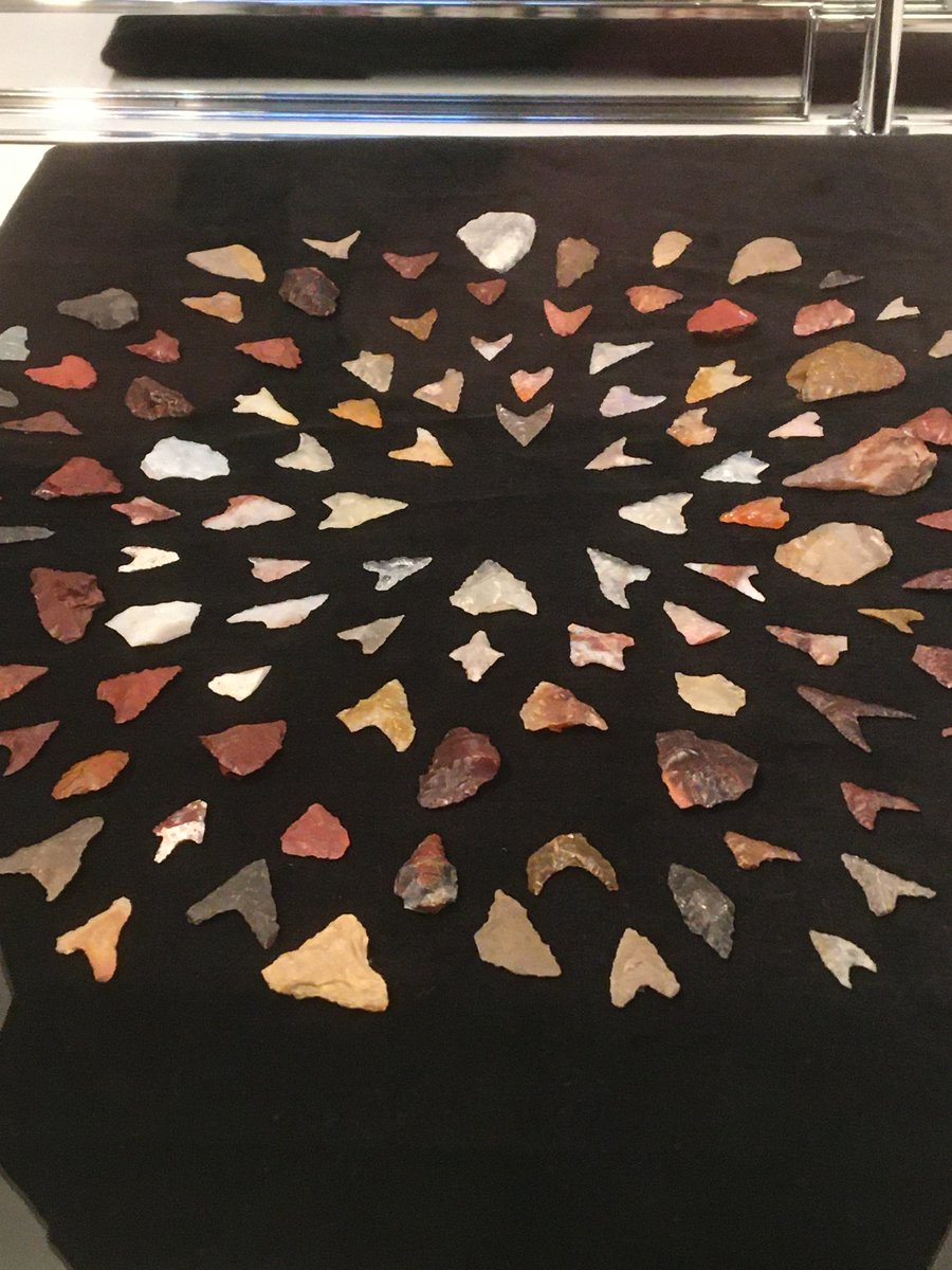 縄文拝観62　遠野まちなか・ドキ・土器館
お邪魔したときは企画展だったのかな。体育座りの土偶がキラキラシルバーの上に鎮座してました。とても写真が撮りづらかったですが楽しい時間を過ごしました。広くない部屋で今思うと骨董屋みたいだったなと。そういえば、手作りの編み物もらった。