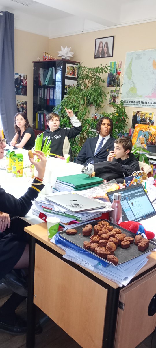 Mercredi dernier, les jeunes de l’ITEP ANAIS de l’Aigle ont partagé un super moment avec les élèves de l’<a href="/ecoledesroches/">École des Roches</a> : essayages de costumes traditionnels, quiz sur les expressions françaises et goûter gourmand. 

Rires &amp; découvertes étaient au rendez-vous !

#FondationANAIS