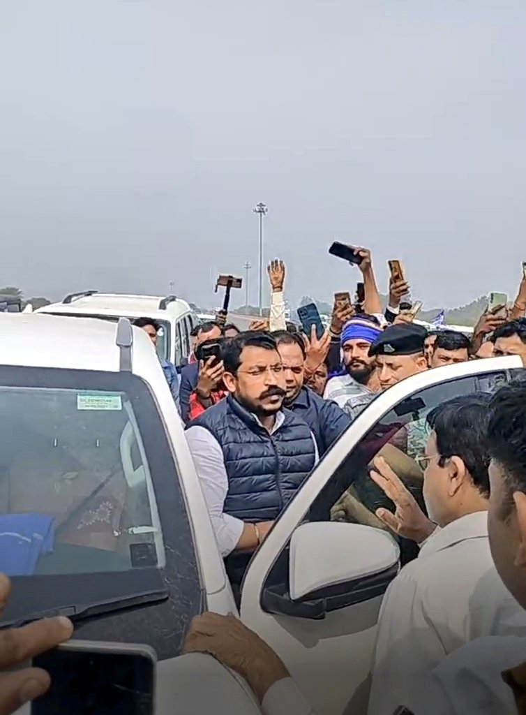 Rupali_Gautam19's tweet photo. आज समाज पार्टी के राष्ट्रीय अध्यक्ष जी मथुरा पहुंच चुके हैं 

काम करना कोई चंद्रशेखर आजाद जी से सीखे घटना पर ट्वीट भी करते हैं और पीड़ित परिवार के घर भी जाते हैं 

अन्य पार्टी जो अपने आप को बहुजन हितैषी बताती हैं घटना पर ट्वीट तक नहीं करती हैं

प्रदेश अध्यक्ष या प्रतिनिधि मंडल को भेजकर सिर्फ औपचारिकता पूरी कब तक करते रहोगे?

चंद्रशेखर आजाद आने वाले समय में उत्तर प्रदेश के मुख्यमंत्री है
माननीय चंद्रशेखर आजाद जिंदाबाद
