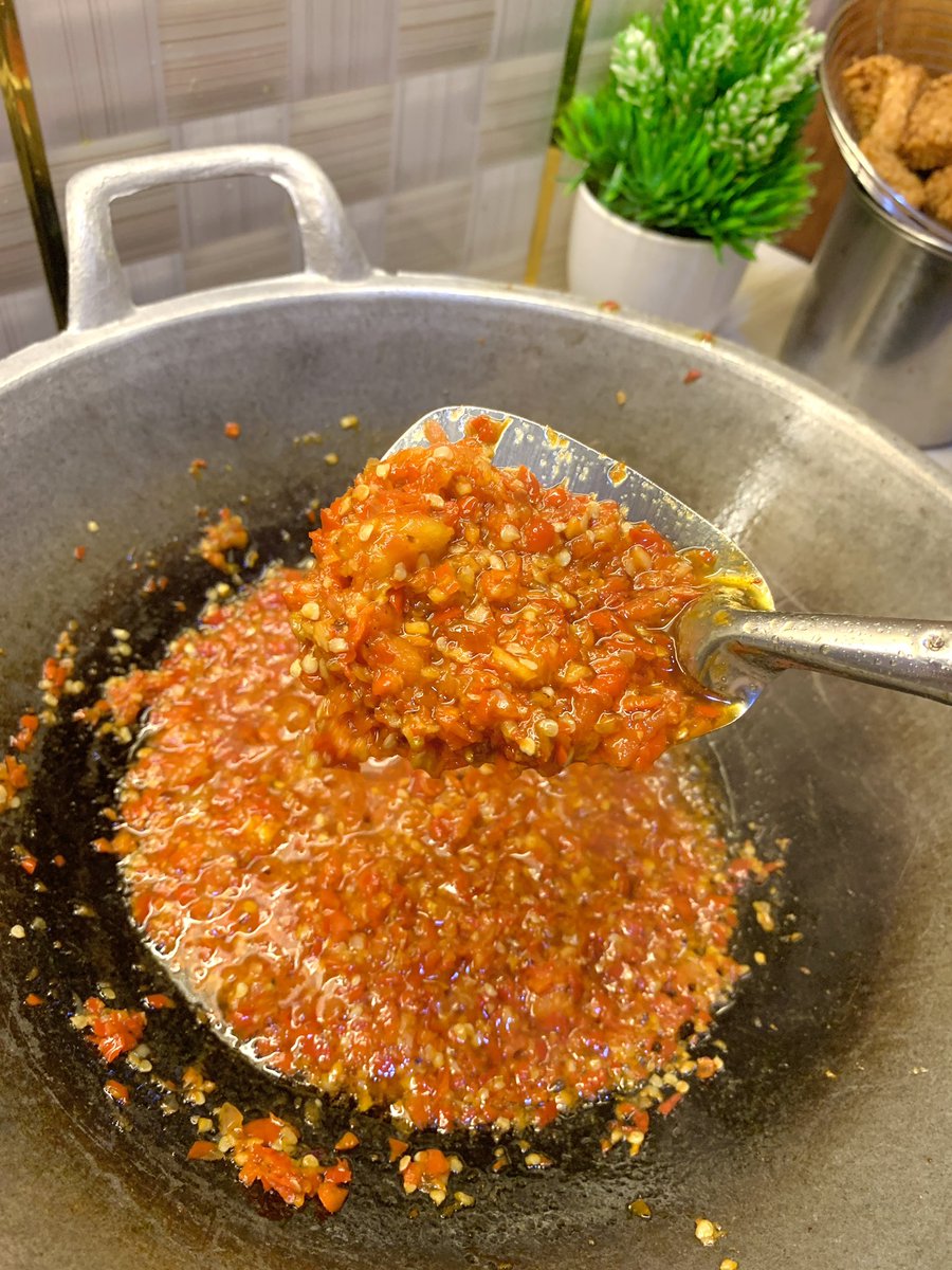 wakacipuy__'s tweet image. Gapernah ketinggalan kalo mau puasa selalu bikin stok ✨Sambel✨. Soalnya kalo bangunnya kesiangan tinggal goreng telur aja.
Selamat menjalankan ibadah puasa Ramadhan guys 🫶🏻💗
#sambal #sambel #ramadhan #resepsimple #SaveResep