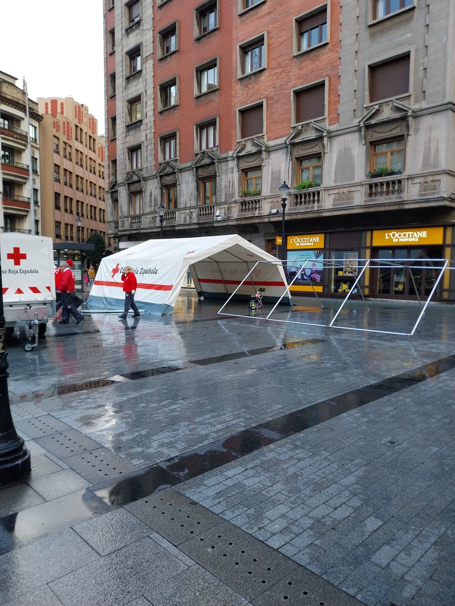 Montaje de la Carpa de #AtencionComunitaria en el congreso #SEMERGENSEFAC25 en la plaza del #parchís #Gijón <a href="/SEMERGENap/">SEMERGEN | Médicos de AP #SEMERGEN25</a> <a href="/SEFAC_aldia/">SEFAC</a> <a href="/CruzRojaEsp/">Cruz Roja Española</a> ¡Os esperamos!