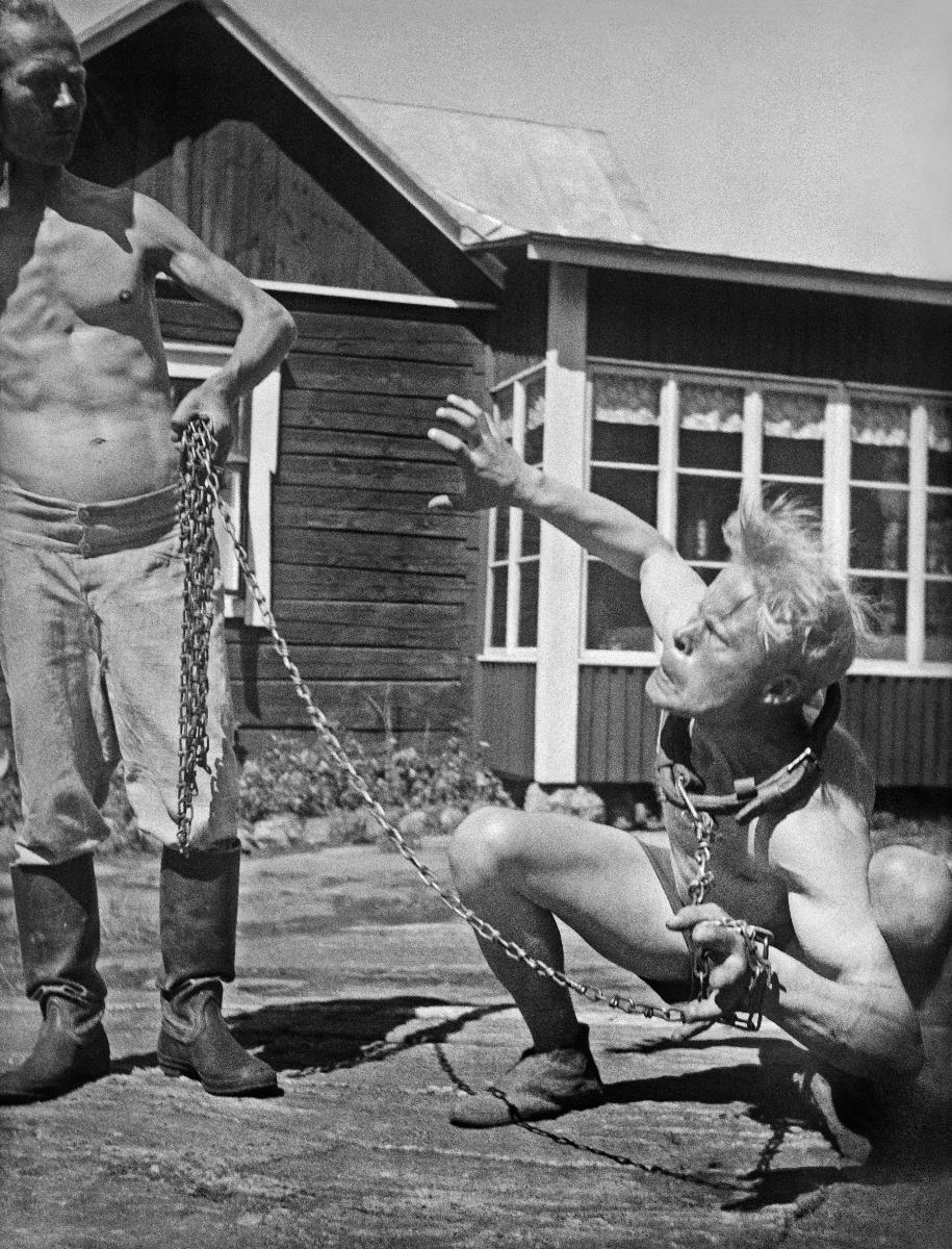 helsinkikuvissa's tweet photo. Hellström, Ilmari, n. 1937: Helsinkiläisperheen kesäpaikassa. (Kaupunginmuseo) https://t.co/bRbR5TVthS