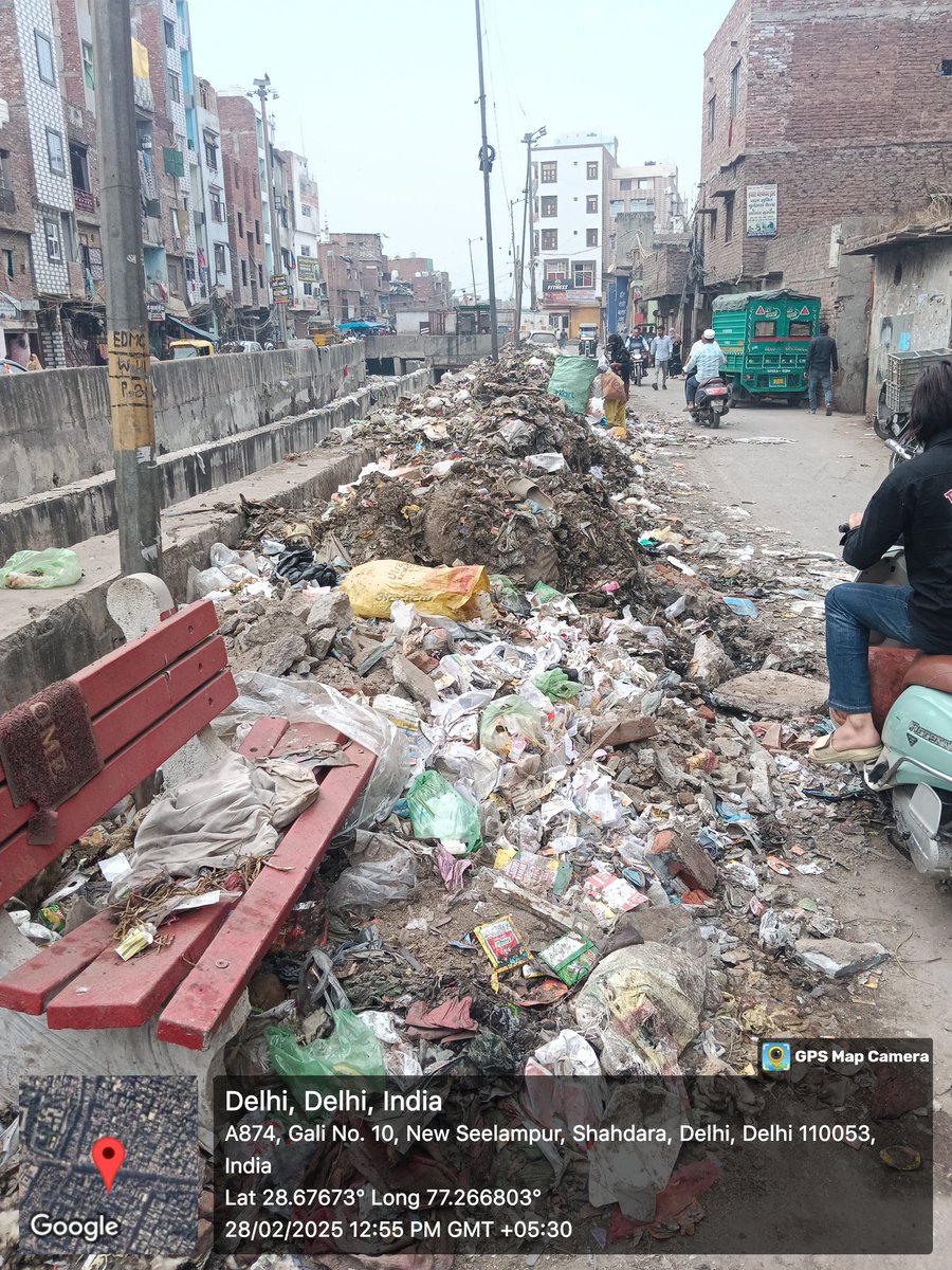 ChauhanBangrRWA's tweet photo. @MCD_Delhi @SBM_MCD 
@AshwaniKumar_92 @LtGovDelhi
चौहान बाँगर A ब्लॉक सड़क पर कूड़े का ढेर लगा हुआ है गंदगी फैली हुई है पिछले कई दिनों से यहां साफ सफाई नहीं की गई है कूड़ा सूखा हुआ है धूल उड़ रही है! Please take the Action to clean it up we would be highly grateful to you https://t.co/VTJhTOzwY6