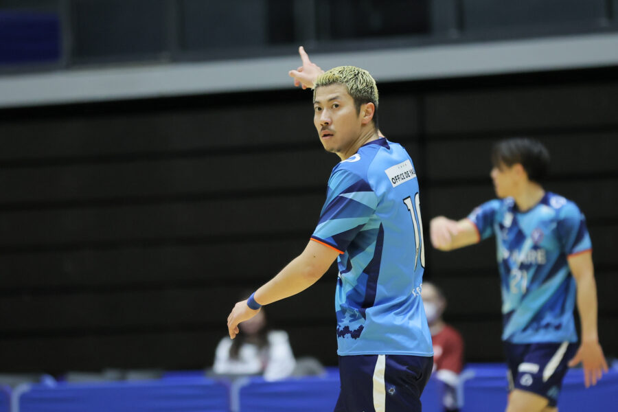 YSCC_FUTSAL's tweet photo. \\ 樋口選手 旅立ちのお知らせ🕊️//

試合以外でもチームの雰囲気を作ってくれたタケシの存在は様々な面で大きな支えとなりました！
再び海外へ挑戦したいという意思を尊重し、心から応援しています。

本人コメントはこちら
https://t.co/IGqJkaZxvH

#樋口岳志
#Fリーグ
#YSCC
#感謝 https://t.co/RkF0Y3thRz